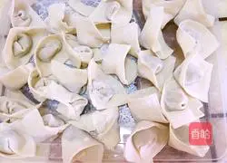 Illustration of how to make vegetable and meat wontons in clear soup 2