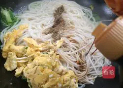 Illustration of how to make fried rice noodles with vegetables 9