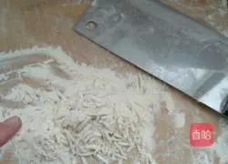 Illustration of how to make small noodles for baby food supplement 4