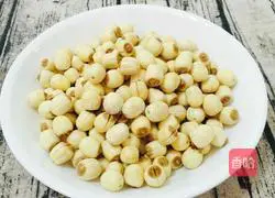 Illustration of how to make lotus seed mud rose cake 1