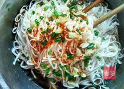 Illustration of how to make scallion noodles 7