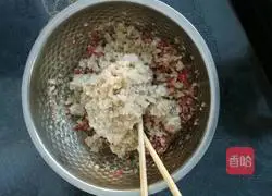 Illustration of how to make beef and pickled cabbage dumplings 4