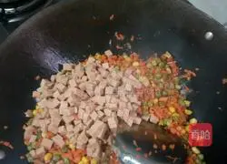 Illustration of how to make colorful whole grain fried rice 6