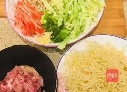 Illustration of how to make fried thin noodles with cumin shredded pork 1