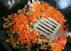 Illustration of how to make fried rice with carrots, mushrooms and minced meat 4