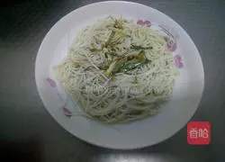 Illustration of how to make noodles with scallion oil 8