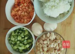 Illustration of how to make fried rice with diced chicken and vegetables 1