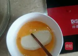 Illustration of how to make fried steamed buns with egg liquid 4