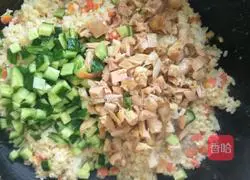 Illustration of how to make fried rice with diced chicken and vegetables 4