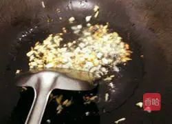 Illustration of how to make spicy and sauerkraut wontons 5