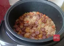 Illustration of how to make braised rice with sausage and mixed vegetables 11