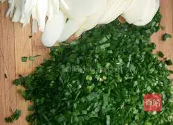 Illustration of how to make taro and leek meat dumplings 1