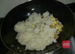 Illustration of how to make fried rice with eggs and mushrooms 5