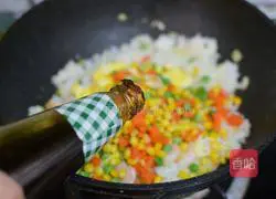 Illustration of how to make colorful fried rice with shrimps 10