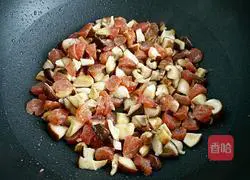 Illustration of how to make braised rice with mushrooms, sausages and potatoes 4