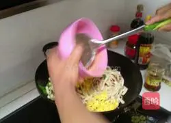 Illustration of how to make fried noodles with double pepper and egg 8