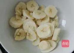 Illustration of how to make banana egg pancake 1
