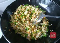 Illustration of how to make pepper, carrot and egg fried rice 12