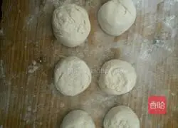 Illustration of how to make scallion pancakes 3