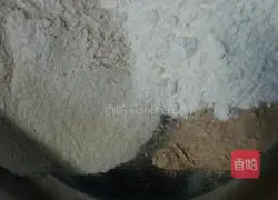 Illustration of how to make cornmeal steamed buns 1