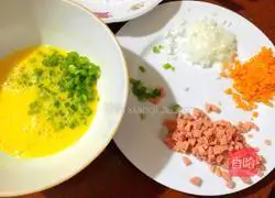 Illustration of how to make onion and potato pancakes 4