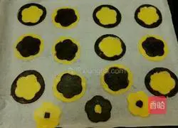 Illustration of how to make two-color plum blossom cakes 9