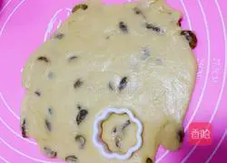 Animal Raisin Muffins Illustration of how to do it 8