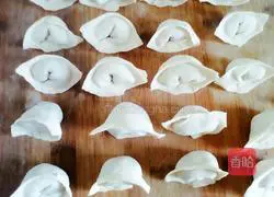 Illustration of how to make cabbage and pork wontons 11