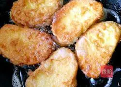 Illustration of how to make golden steamed bun slices 6