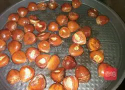 Roast the chestnuts in an electric baking pan Practice illustration 4
