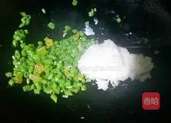 Illustration of how to make fried rice with green beans and salted duck eggs 5