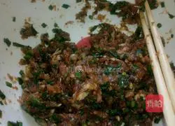 Illustration of how to make leek, shrimp and meat dumplings 4