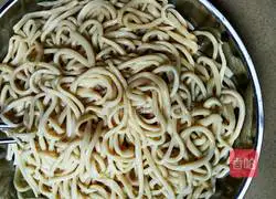 Illustration of how to make noodles with strips 4