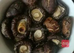 Illustration of how to make carrot, mushroom and pork dumplings 2