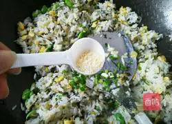 Illustration of how to make pickled cabbage fried rice 9