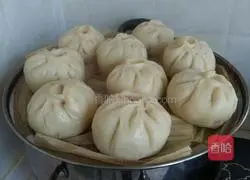 Illustration of how to make steamed buns stuffed with onion and pork stuffing 9
