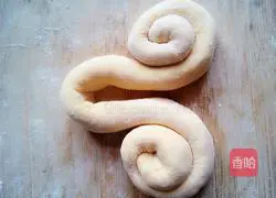 Illustration of how to make pumpkin butterfly steamed buns 6