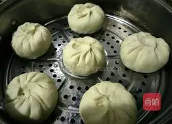 Illustration of how to make steamed buns stuffed with cabbage and vermicelli 14