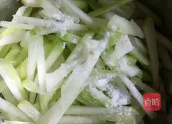 Illustration of how to make pork and winter melon dumplings 3