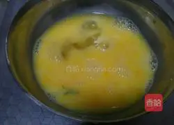 Illustration of how to make leek, egg and shrimp dumplings 1