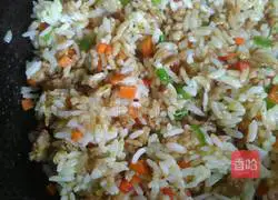 Illustration of how to make fried rice with minced meat and vegetables 8