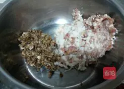 Illustration of how to make dumplings stuffed with meat and chives 1