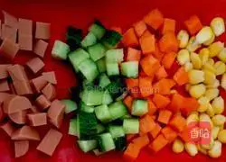 Illustration of how to make colorful golden fried rice 1