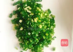 Illustration of how to make double meat and three vegetarian steamed bun fillings 8