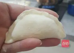 Illustration of how to make pork, cabbage and fungus dumplings 7