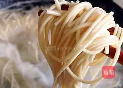 Illustration of how to make hot minced pork noodles 2