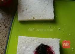 Illustration of making jam sandwich 4 