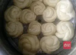 Illustration of how to make rose flower steamed buns 4