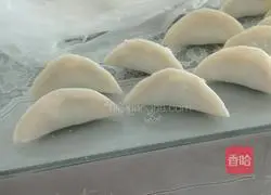 Illustration of how to make celery and pork dumplings 10