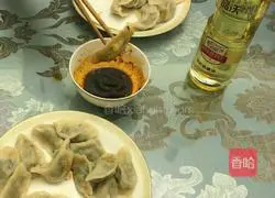 Illustration of how to make beef and leek dumplings 14